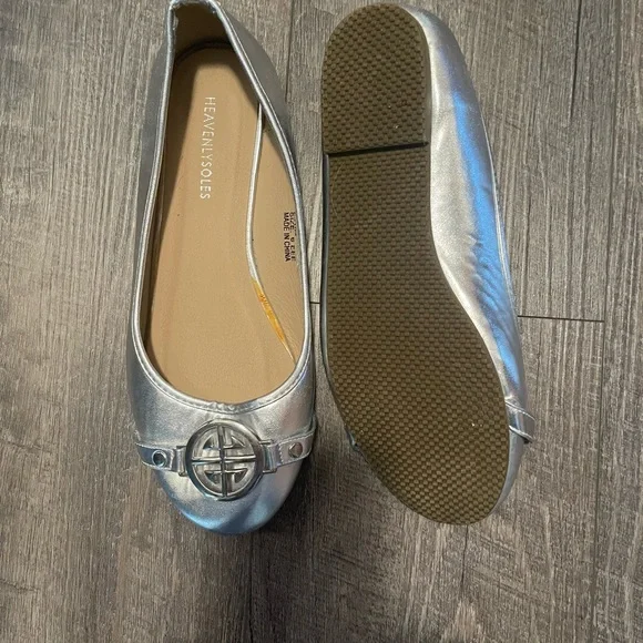 Silver flats with emblem on toes. Size 8W. UK size 6EEE - Picture 3 of 4